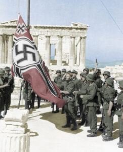 Bundesarchiv_Bild_101I-164-0389-23A,_Athen,_Hissen_der_Hakenkreuzflagge_Recolored